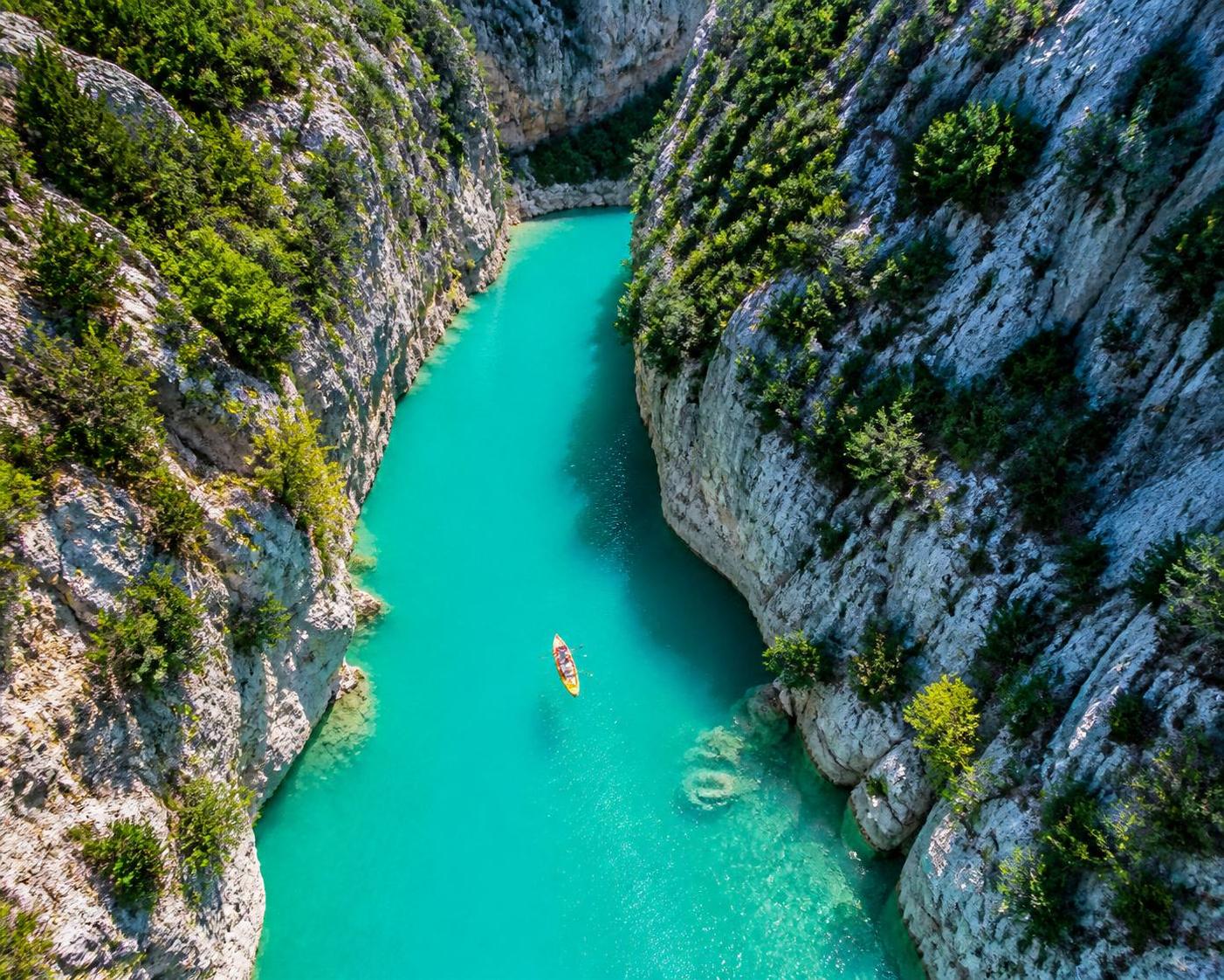 découvrez le canyon du verdon en canoë et vivez une aventure unique en descendant la plus grande gorge d'europe. explorez des paysages époustouflants et profitez d'une expérience nature inoubliable.