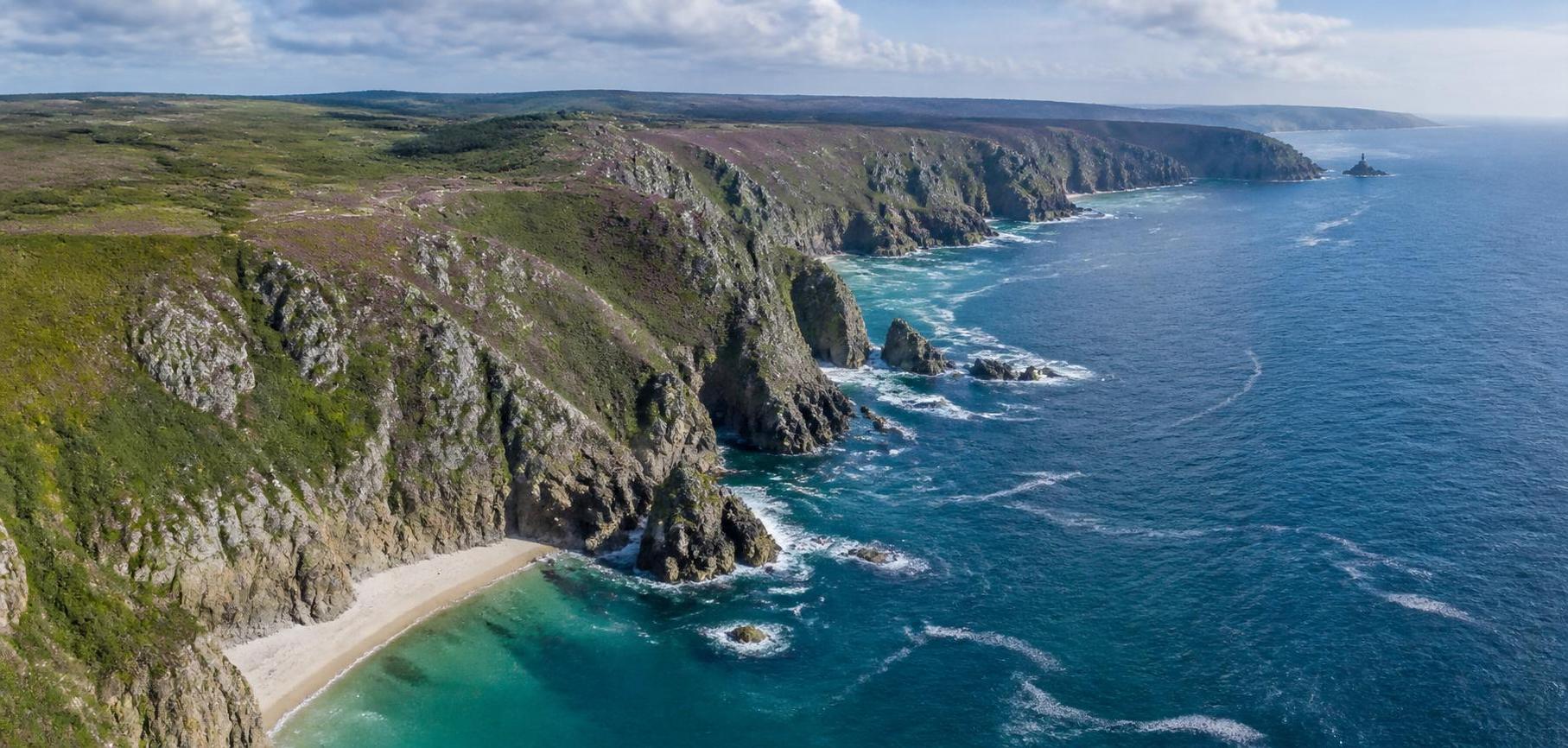 découvrez le cap de la chèvre, la pointe sauvage et préservée de la presqu'île de crozon en bretagne, un véritable bout du monde offrant des paysages côtiers à couper le souffle.