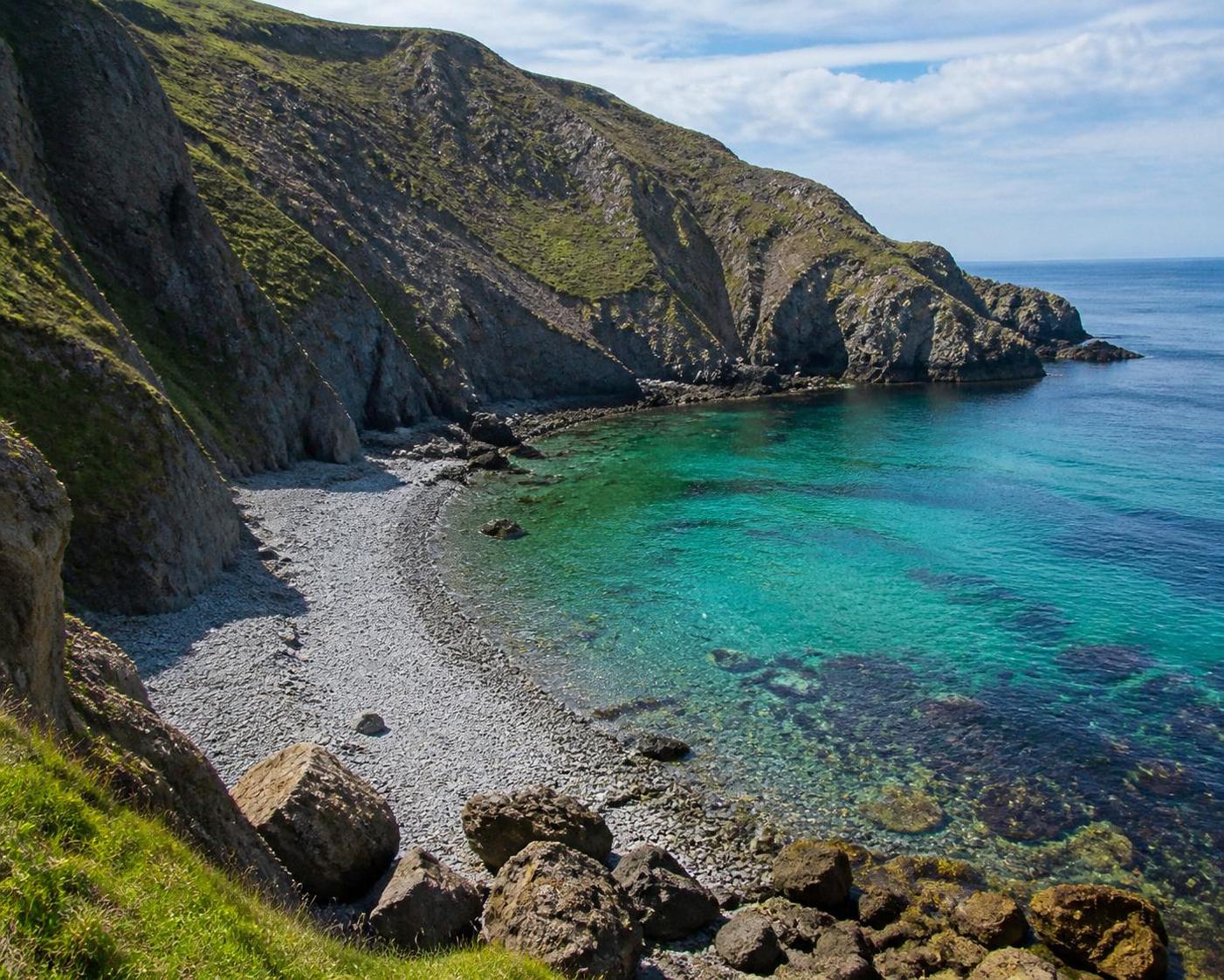 découvrez le cotentin, ses plages normandes méconnues nichées entre dunes sauvages et falaises impressionnantes, un véritable coin de nature préservée à explorer.