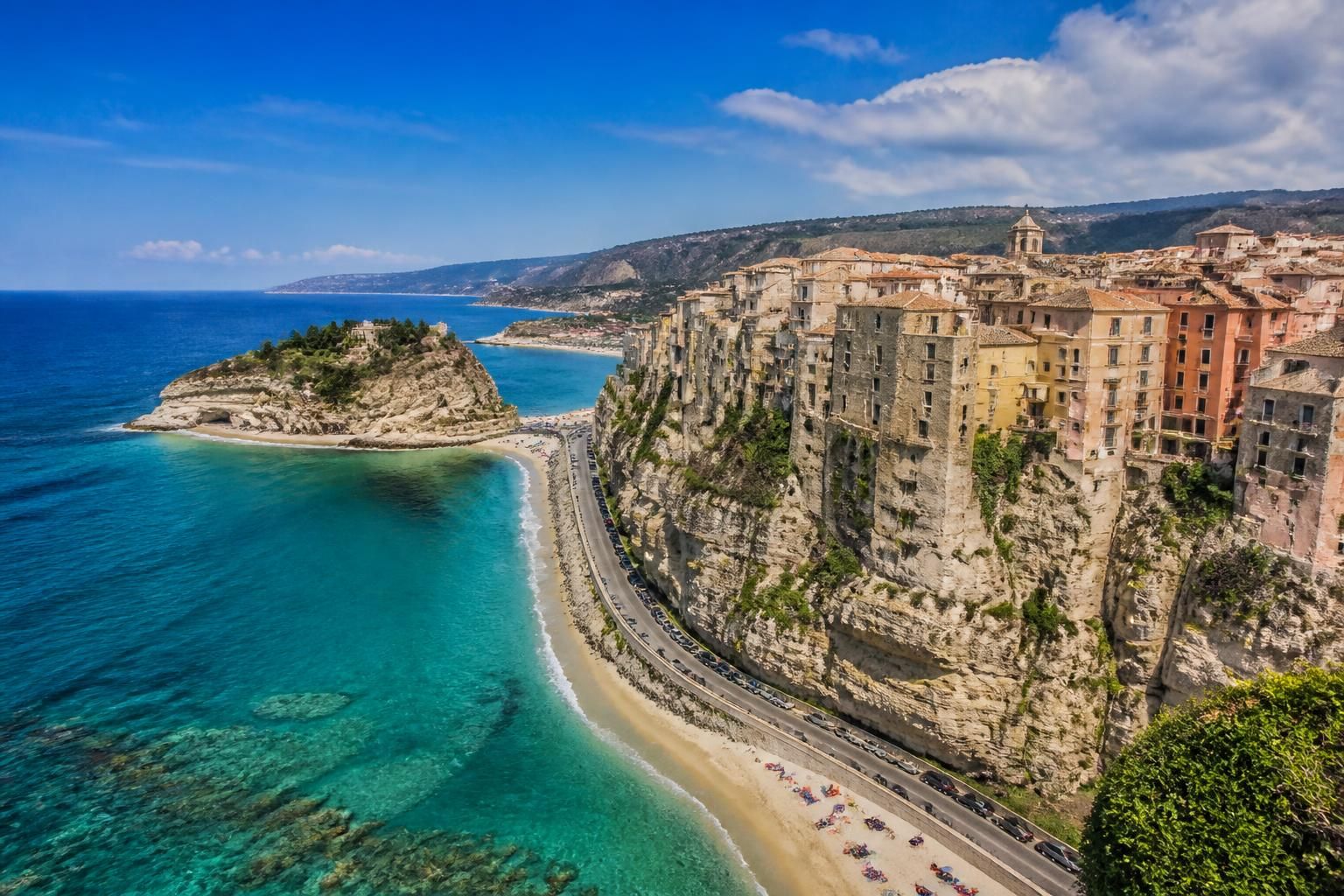découvrez tropea, charmante ville italienne perchée sur une falaise de tuf, réputée pour ses paysages époustouflants et son patrimoine préservé jalousement gardé par les habitants.