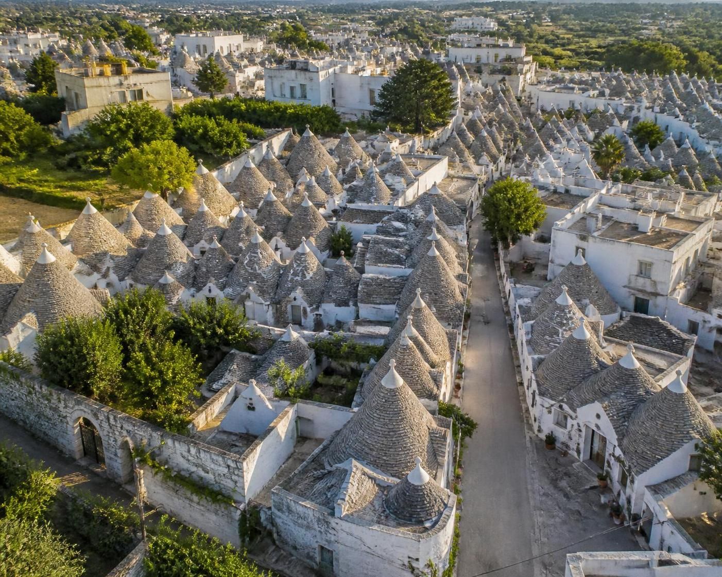 découvrez alberobello et ses trulli emblématiques, ces maisons en cône typiques de la région de la puglia, avant qu'elles ne deviennent un véritable décor de film.