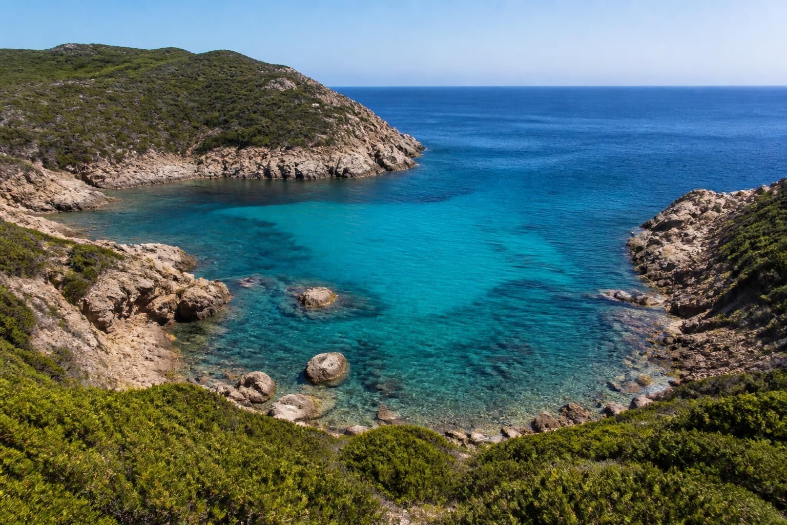 découvrez les criques secrètes de corse méridionale, de campomoro à tizzano, des anses invisibles sur google maps, idéales pour une exploration authentique et paisible.