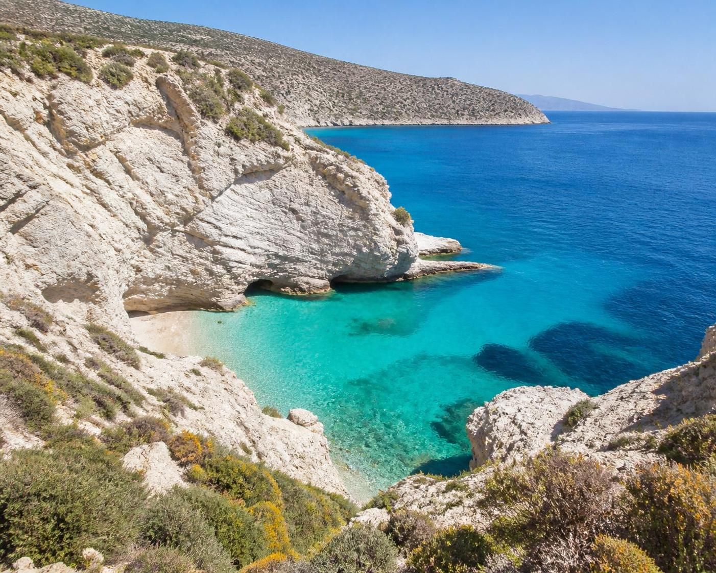 découvrez folegandros, l'île authentique des cyclades sans port de croisière, où les sentiers paisibles remplacent les boutiques de souvenirs pour une expérience unique et préservée.