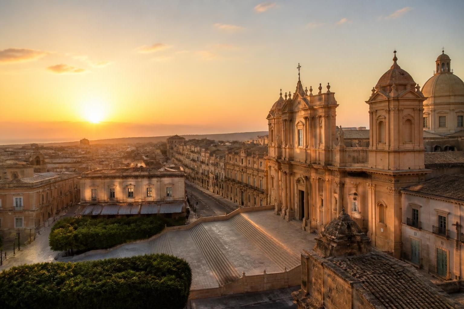 découvrez noto, joyau du baroque en pierre blonde, reconstruite par la sicile après le séisme de 1693, une ville au riche patrimoine architectural et historique.