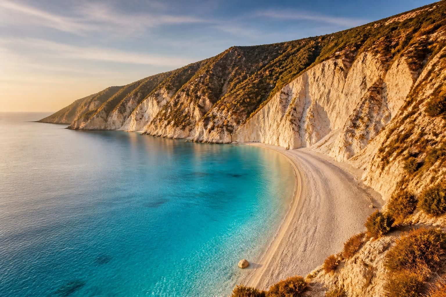 découvrez la beauté tranquille de céphalonie hors saison, avec les calanques de myrtos et d'antisamos sereines après le départ des yachts de charter, pour une expérience authentique et paisible.