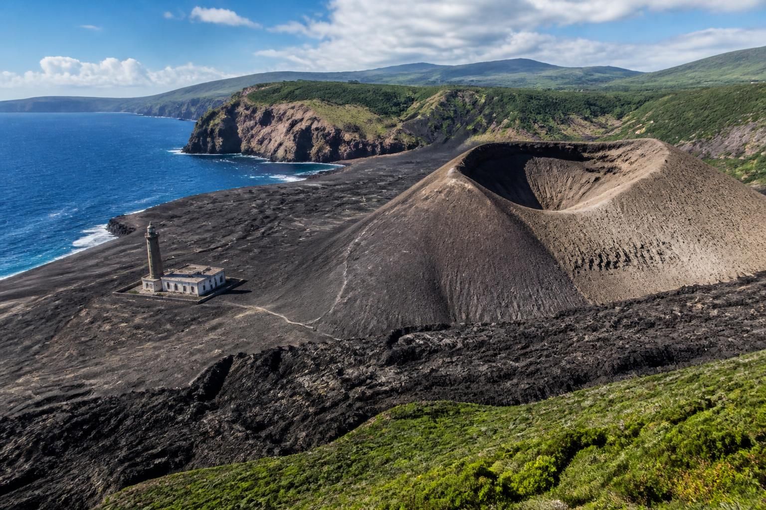 découvrez faial, l'île bleue des açores, célèbre pour son port d'horta où les marins transatlantiques laissent leurs emblèmes uniques, entre traditions maritimes et paysages pittoresques.