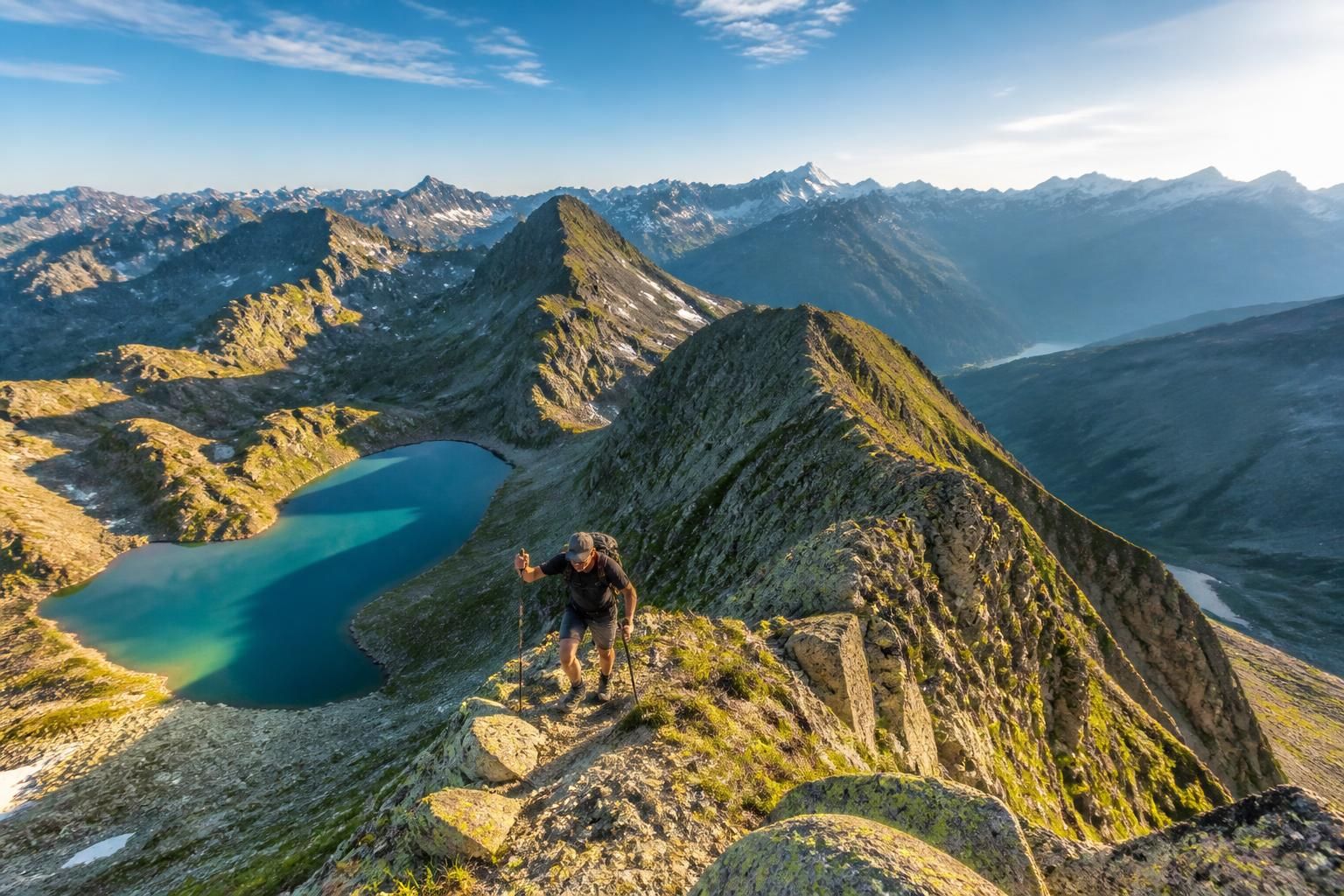 découvrez la haute route pyrénéenne (hrp), un itinéraire alternatif spectaculaire qui traverse les pyrénées en évitant les foules du gr10 français et du gr11 espagnol. parfait pour les amateurs de trekking à la recherche de tranquillité et de paysages sauvages.