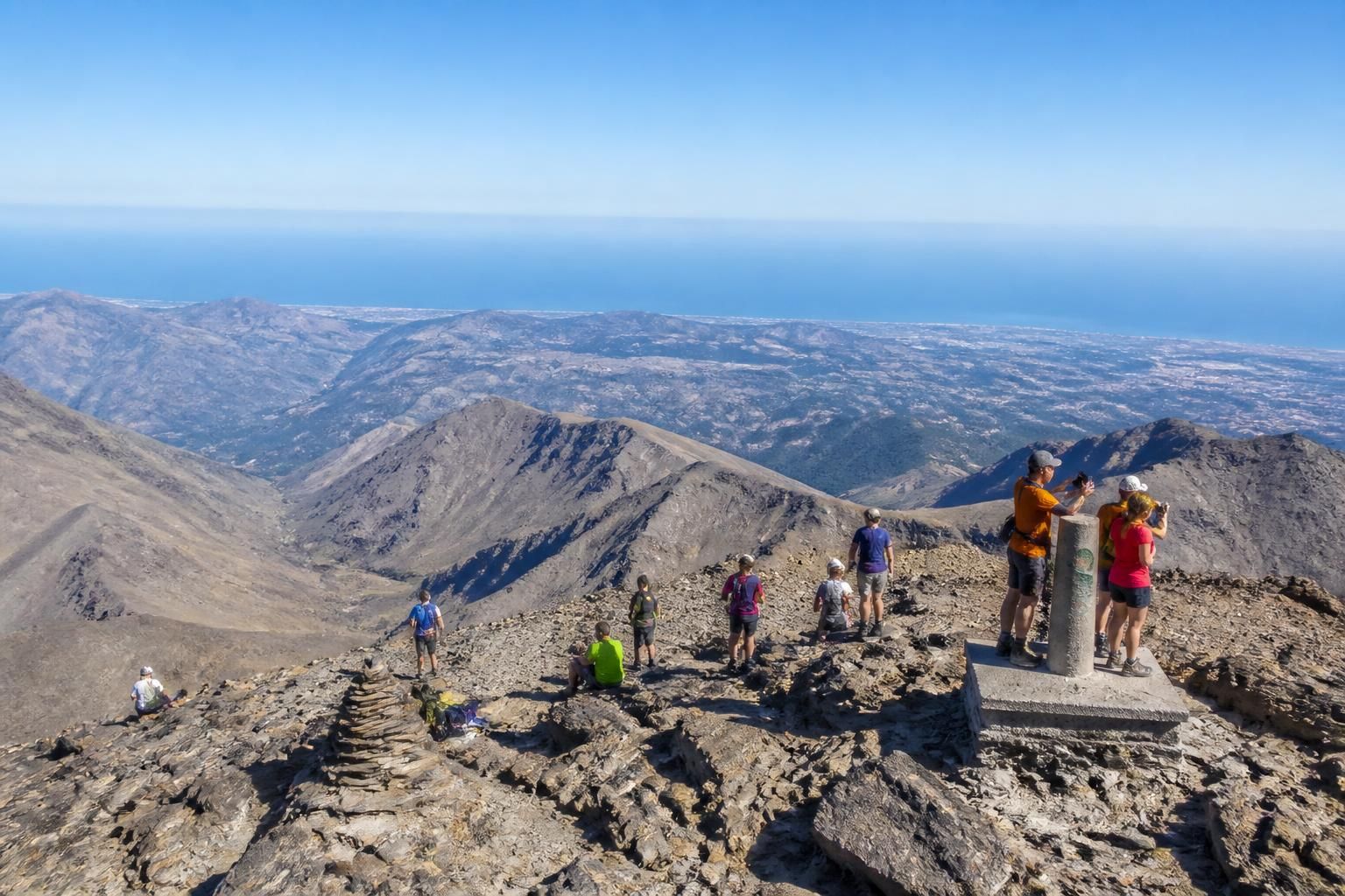 découvrez la sierra nevada espagnole en été : randonnées en altitude jusqu'à 3 000 m, à seulement deux heures de grenade, loin des pistes de ski et des foules pour une expérience nature authentique.