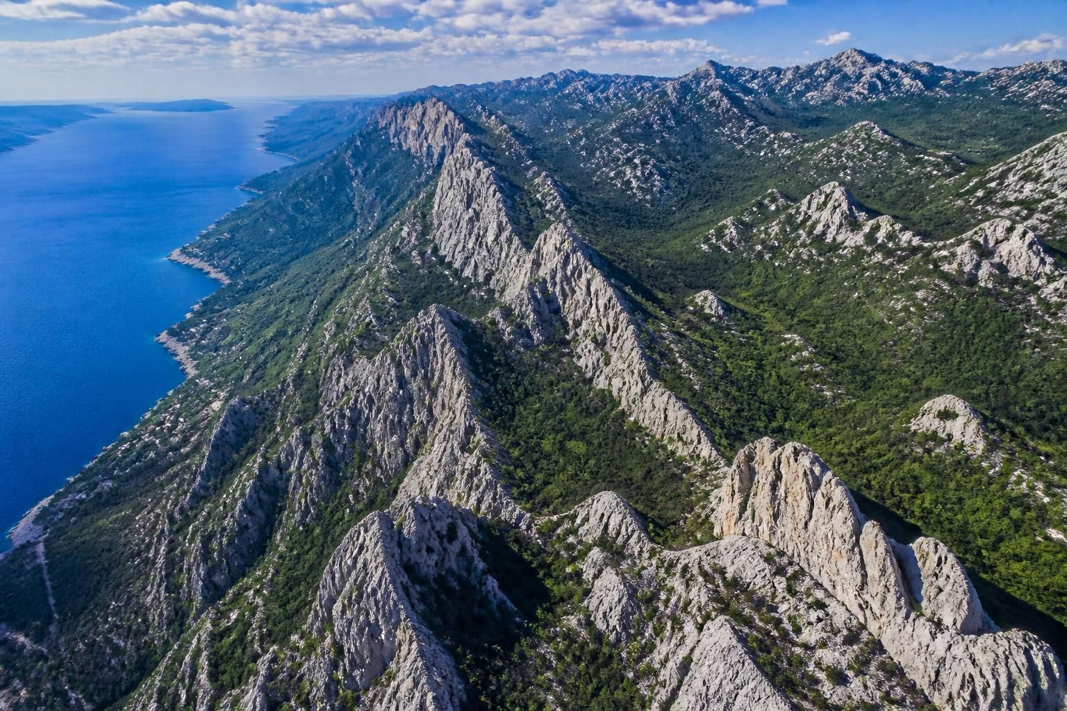 découvrez le velebit en croatie, une impressionnante chaîne calcaire entre la mer adriatique et la plaine pannonienne, souvent éclipsée par la renommée des lacs de plitvice.