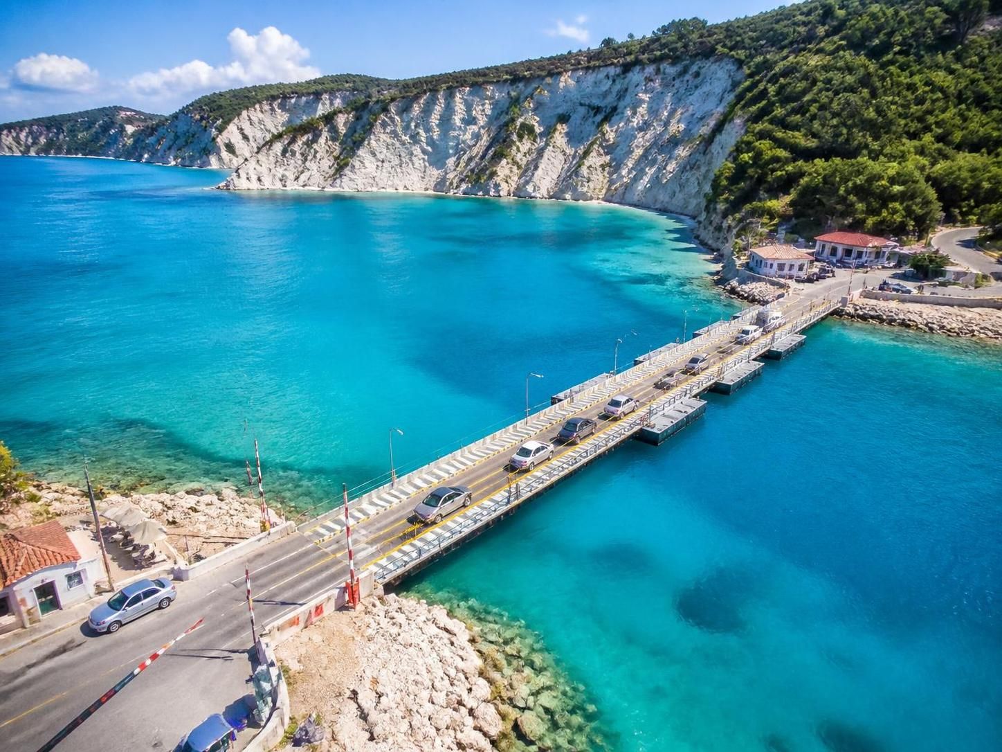 découvrez lefkada, l'île grecque accessible par un pont, offrant des plages paradisiaques aussi belles que celles de mykonos, mais loin de l'affluence touristique.