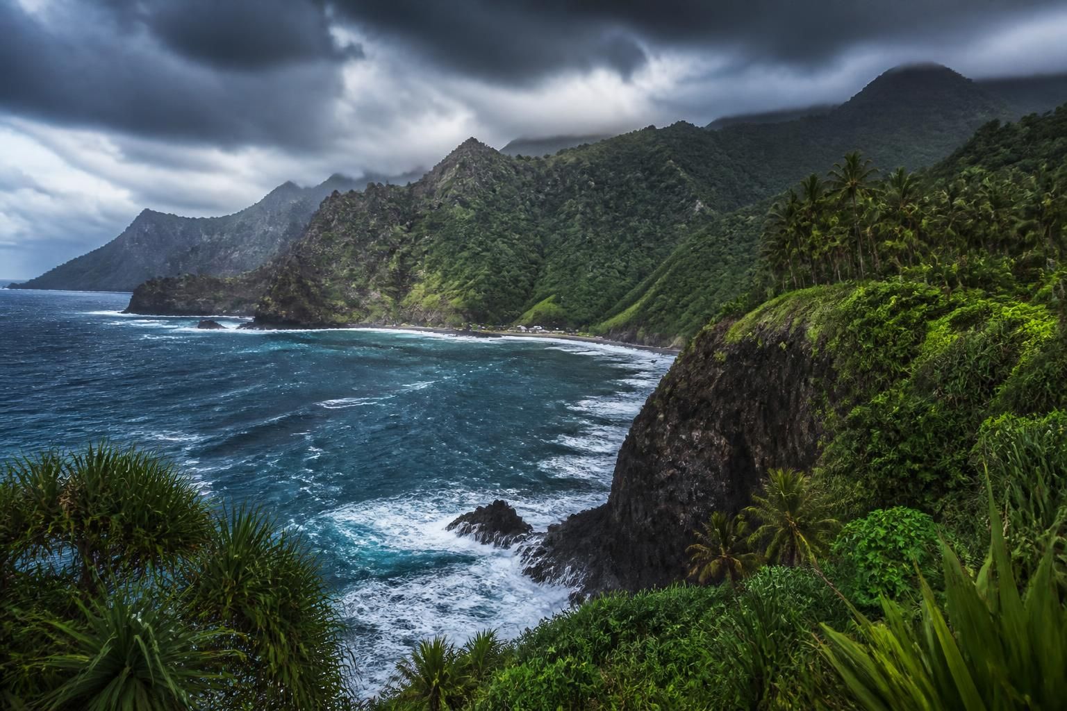 découvrez les marquises en polynésie, un archipel sauvage et préservé avec nuku hiva, loin de l'agitation de bora bora. un paradis presque vide, intact et authentique à explorer.