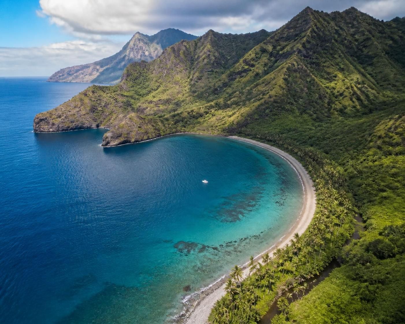 découvrez les marquises en polynésie, un archipel sauvage et préservé avec nuku hiva, loin de l'agitation de bora bora, offrant des paysages intacts et une nature quasi vierge.