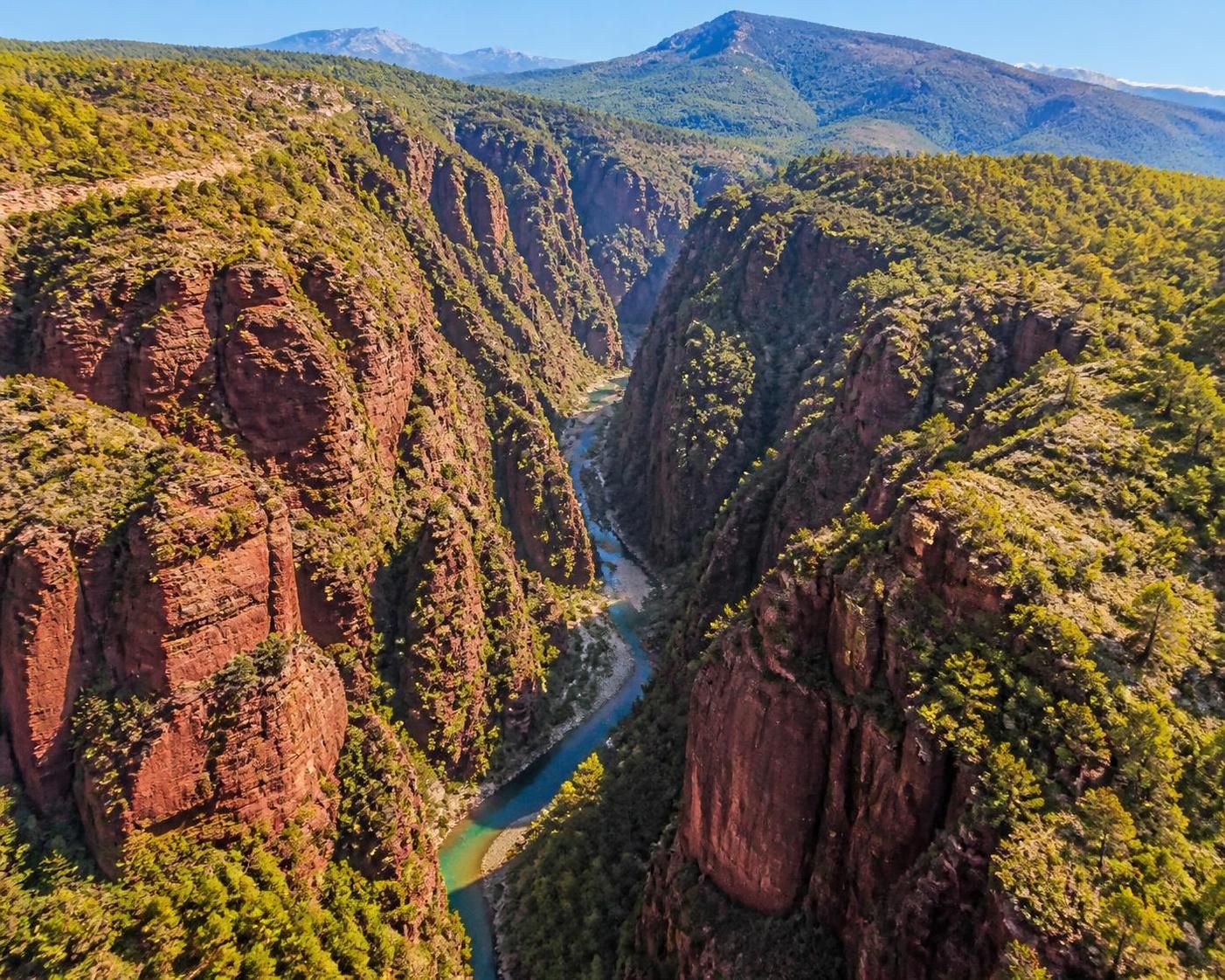 découvrez les gorges du daluis dans les alpes-maritimes, un véritable colorado provençal à explorer en canoë, une aventure encore méconnue des randonneurs de nice.