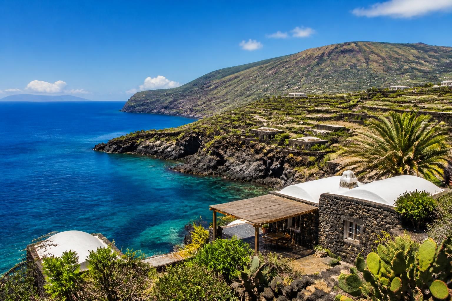 découvrez pantelleria, l'île volcanique italienne située entre la sicile et la tunisie, un joyau méconnu que les italiens partagent en secret.