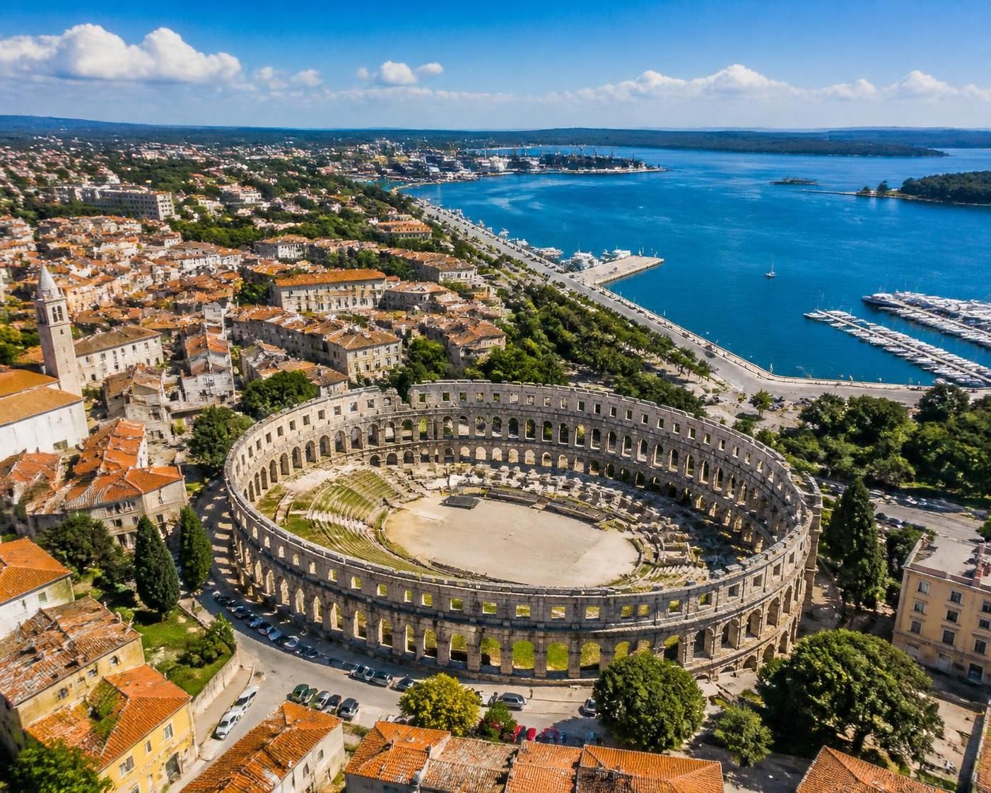 découvrez l'amphithéâtre romain de pula en istrie, un site historique impressionnant souvent éclipsé par la popularité de dubrovnik dans les circuits touristiques croates. explorez ce joyau architectural hors des sentiers battus.
