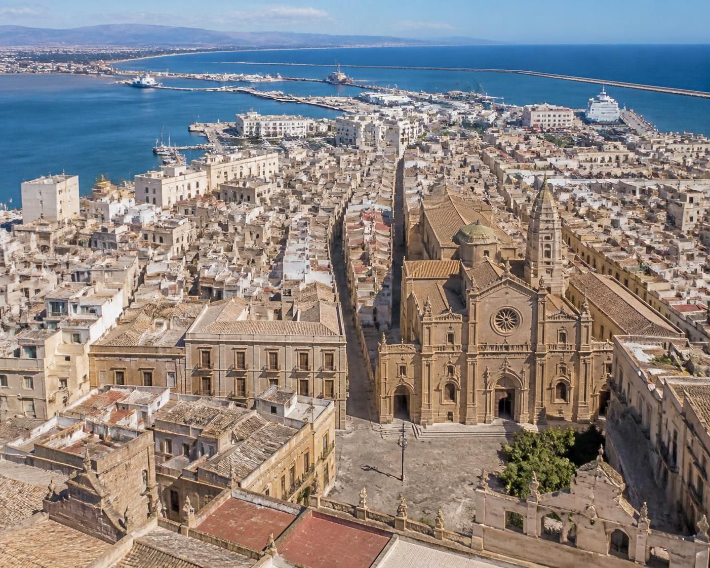 découvrez trapani, la cité sicilienne du sel, où marais peuplés de flamants roses, moulins à vent historiques et îles égades préservées offrent un paysage unique entre nature et tradition.